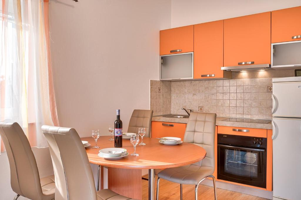 Kuchyň nebo kuchyňský kout v ubytování Apartments Lara