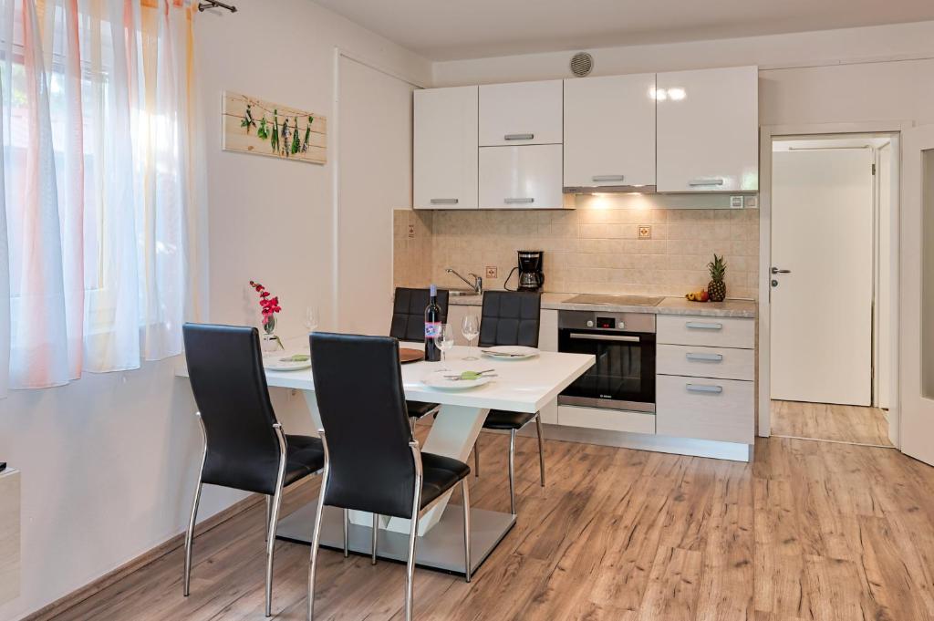 Kuchyň nebo kuchyňský kout v ubytování Apartments Lara
