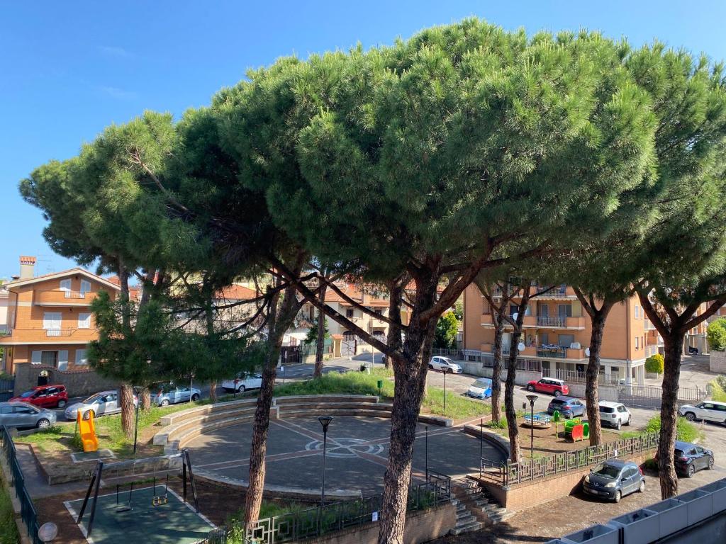 un gruppo di alberi di fronte a un parcheggio di Domus Iuturnae a Castel Gandolfo