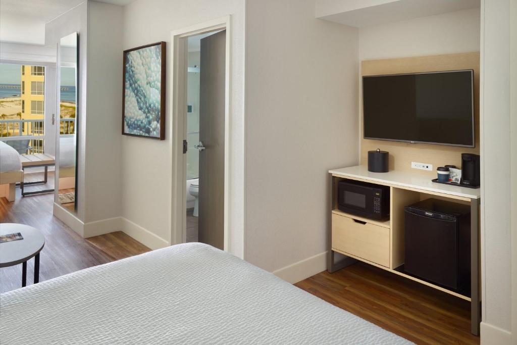 SpringHill Suites by Marriott Pensacola Beach - Queen Studio Met Balkon - Uitzicht Op Het Zwembad