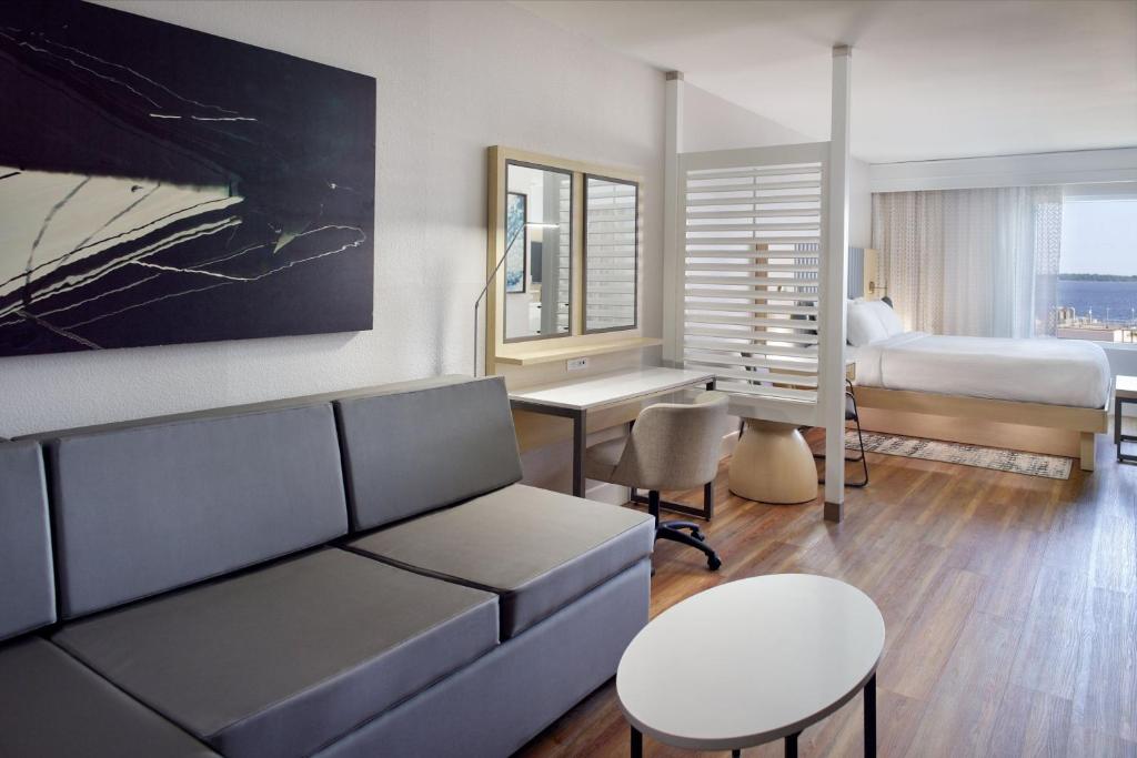 SpringHill Suites by Marriott Pensacola Beach - King Studio Met Bankbed