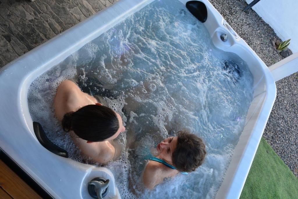 zwei Frauen sind in einer Whirlpool-Badewanne in der Unterkunft Chalet Puerto Escondido in Telde