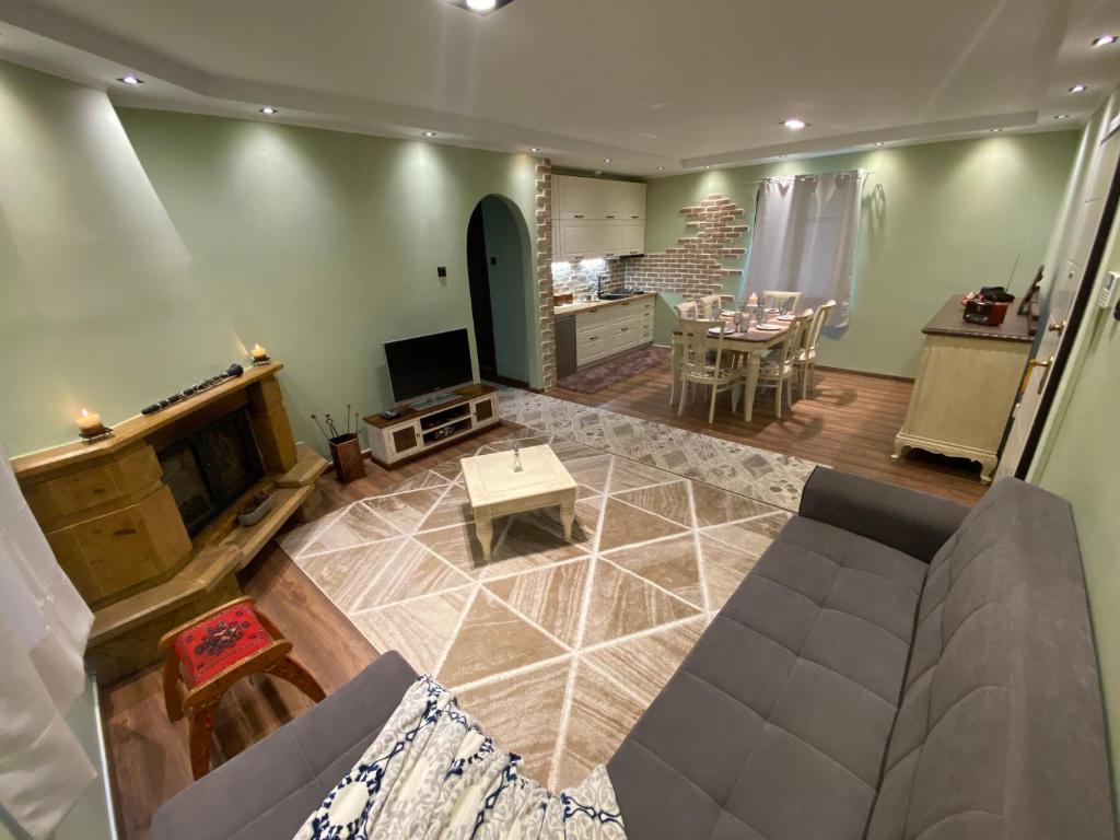 sala de estar con sofá y comedor en HEAVEN HOUSE en Kavala
