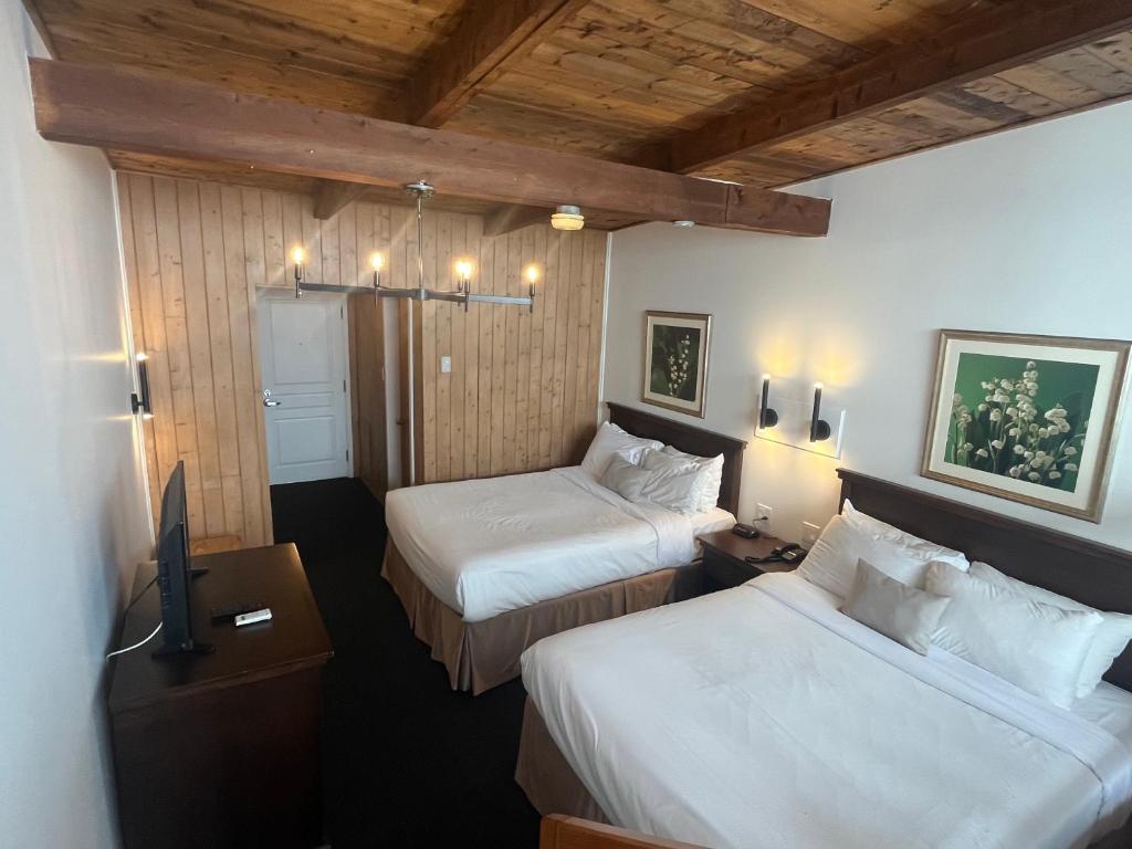 Una cama o camas en una habitación de Hôtel La Côte Surprise