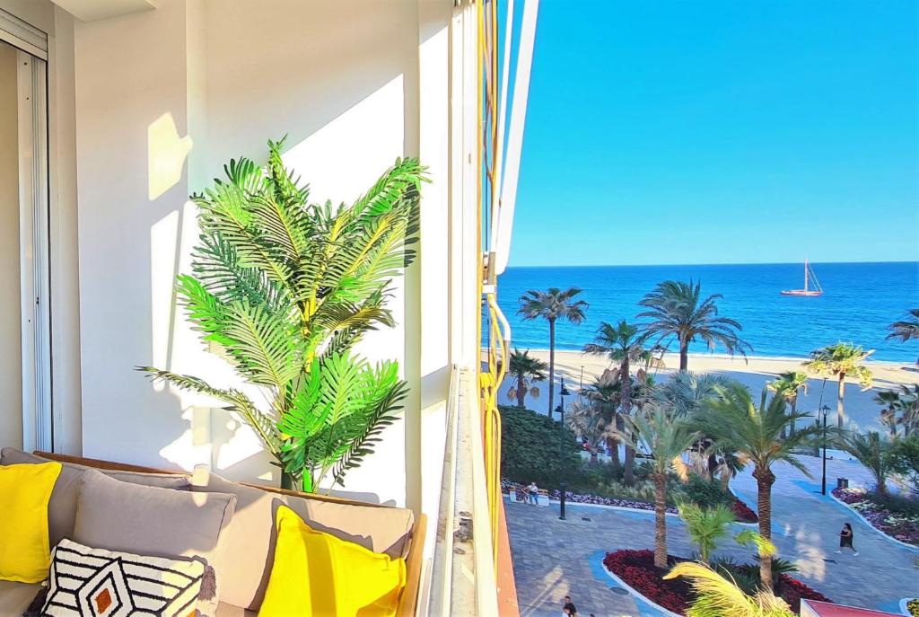 エステポナにあるApartment Línea de Playaのビーチと海の景色を望む客室です。