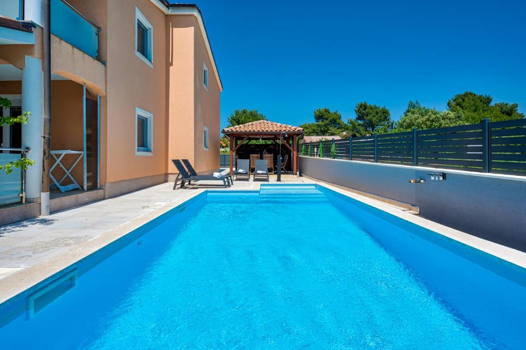 Bazén v ubytování Apartments Lara nebo v jeho okolí