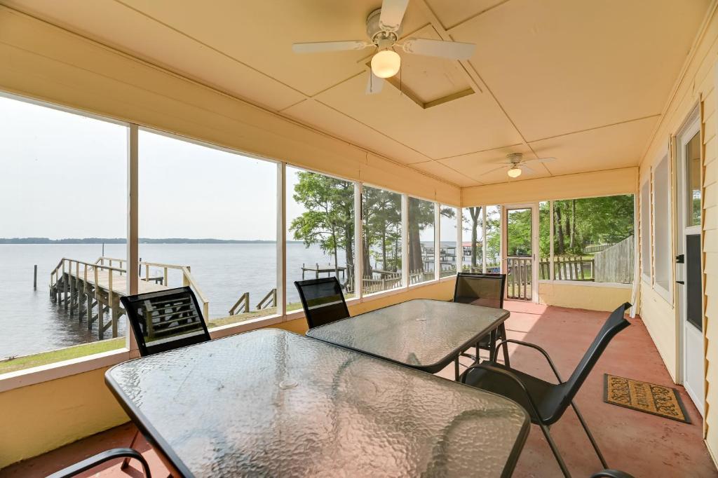 Riverfront Edenton Condo with Porch and Water Views!, Edenton (updated