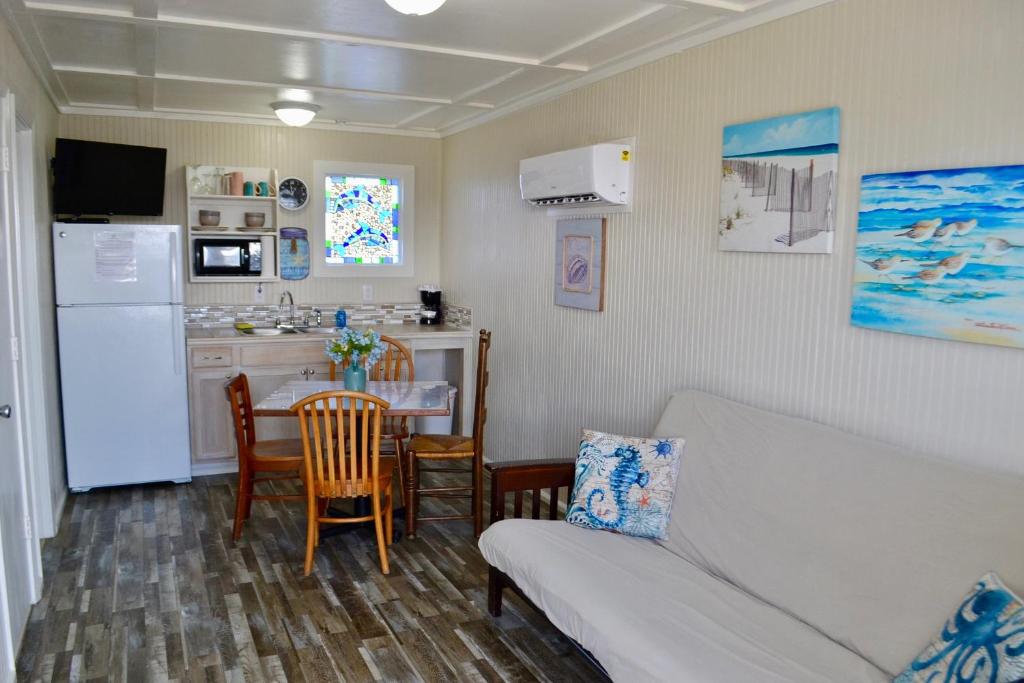 Blue Dolphin Inn and Cottages - Deluxe Suite Ocean Front