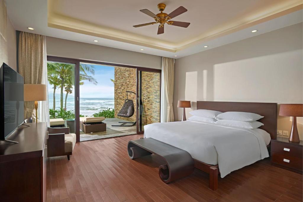 Three-Bedroom Villa with Balcony and Ocean View, Private Pool