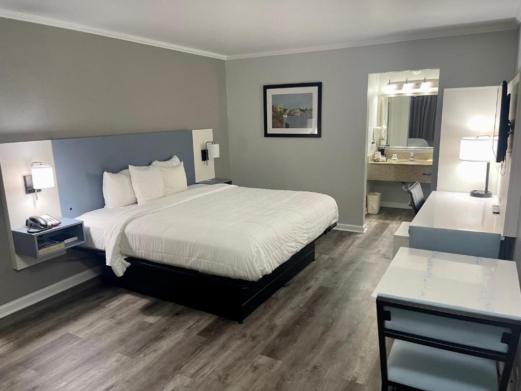 um quarto de hotel com uma cama e uma casa de banho em Quality Inn & Suites Georgetown em Georgetown