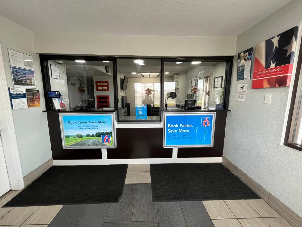 eine Ladefront mit zwei Computerbildschirmen an einer Wand in der Unterkunft Motel 6-Wichita, KS - AIRPORT in Wichita