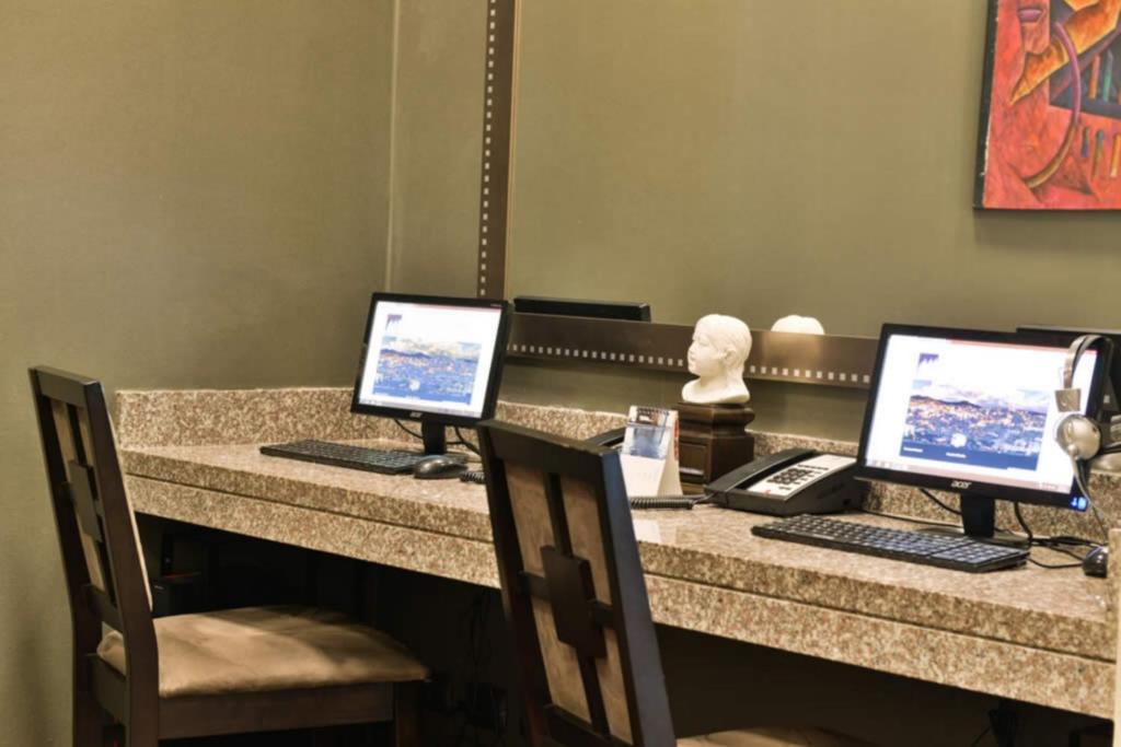 TV a/nebo společenská místnost v ubytování Hotel Plaza Juan Carlos