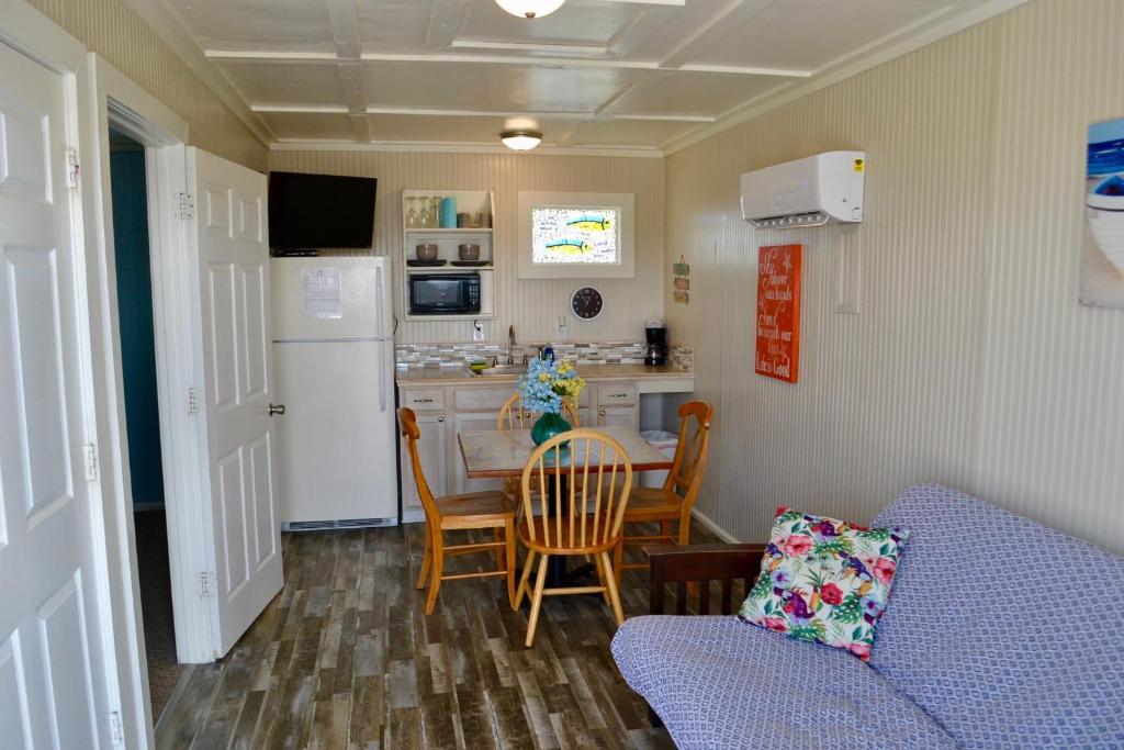 Blue Dolphin Inn and Cottages - Junior Suite