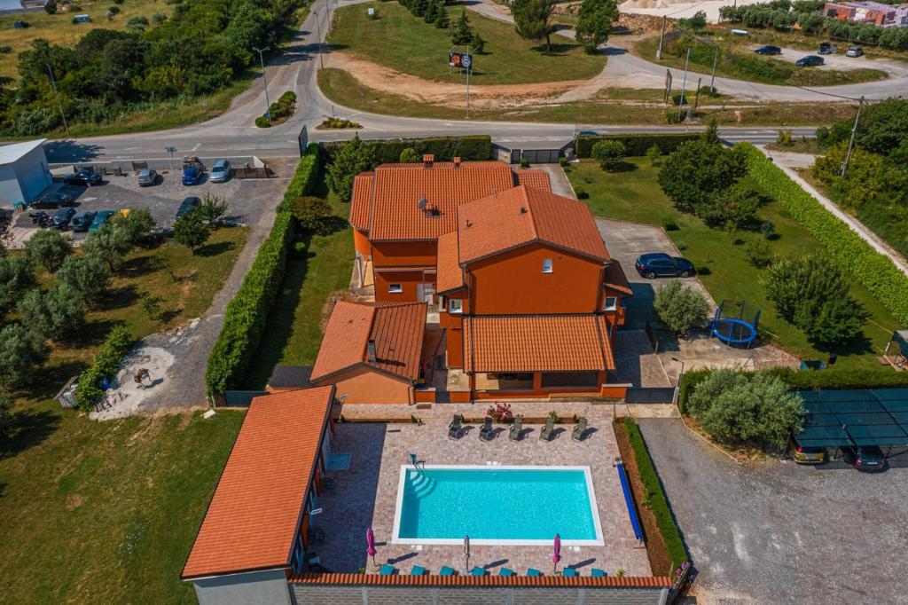 Bazén v ubytování Apartments Danka with Shared Pool nebo v jeho okolí