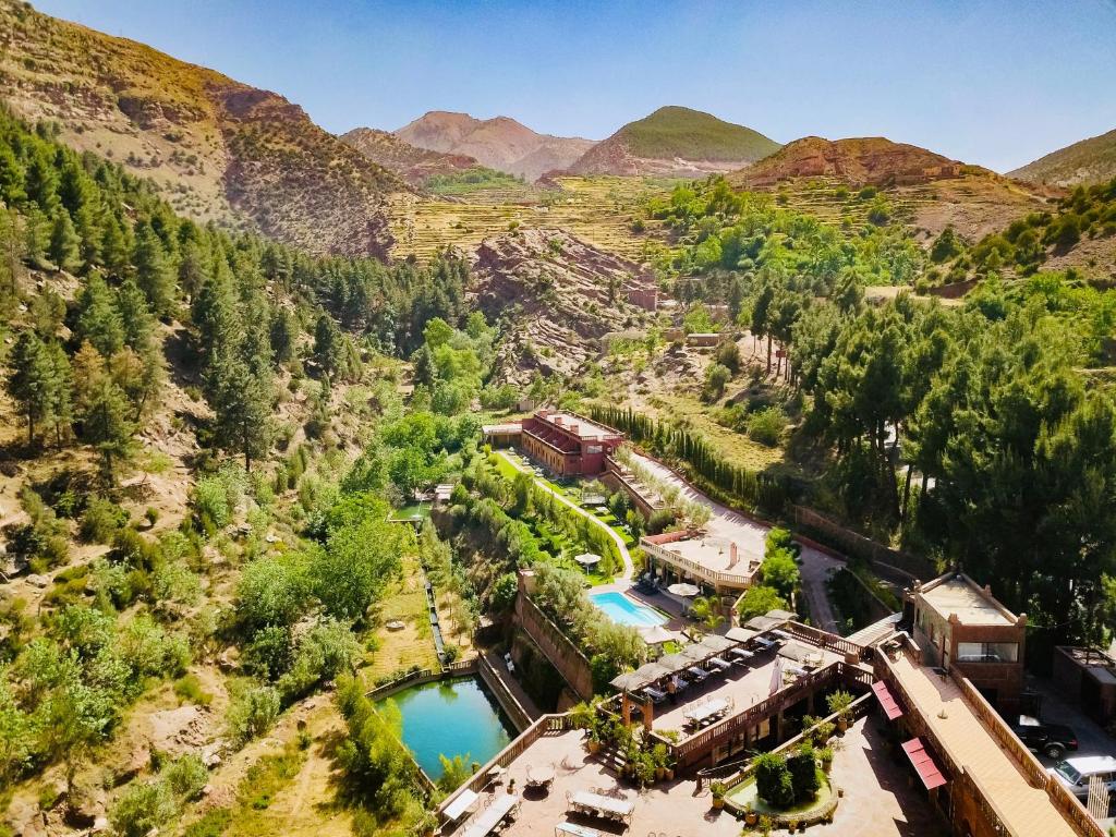 uma vista aérea de um resort nas montanhas em Aurocher Ourika Oukaimeden em Oukaïmeden