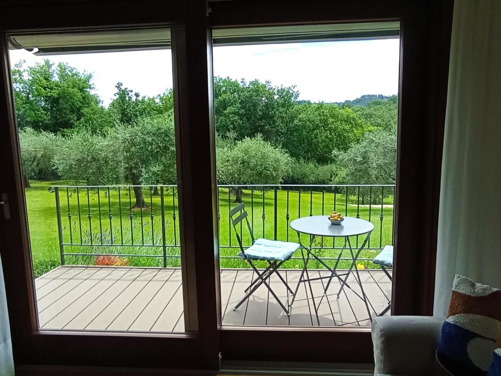 eine Glasschiebetür mit einem Tisch auf einer Terrasse in der Unterkunft VILLA LUNA in Comeana