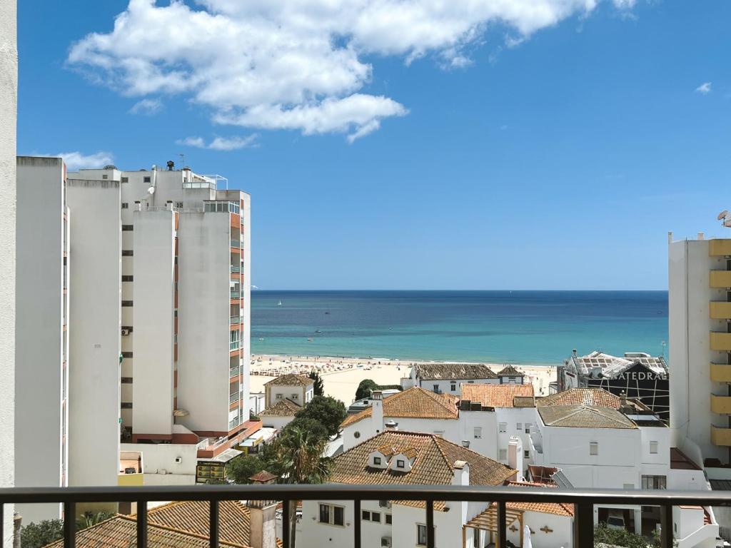 ポルティマンにあるCruzeiro - Silhueta Citadinaのビーチの景色を望むバルコニーが備わる客室です。