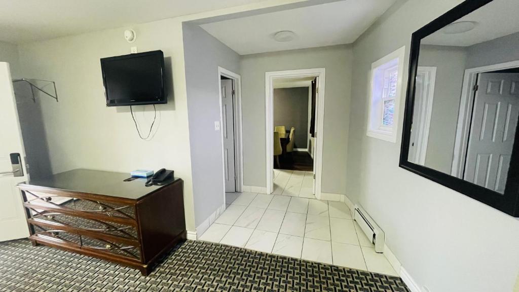 Falls Lodge by the Falls (Formerly Knights Inn) - Resim 6