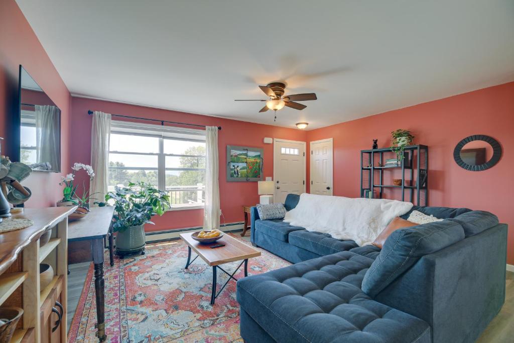 uma sala de estar com um sofá azul e paredes vermelhas em Hyde Park Vacation Rental Near 3 Ski Resorts! em Hyde Park