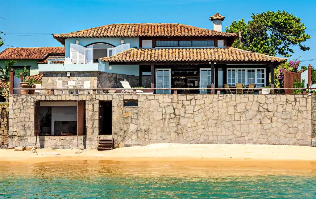 una casa en la playa junto al agua en Most Gorgeous Home in Buzios VILLA ATLANTIS en Armacao dos Buzios