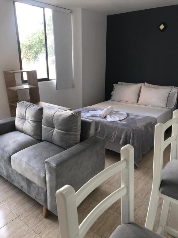 sala de estar con cama y sofá en apartasuitte poblado 607 en Medellín