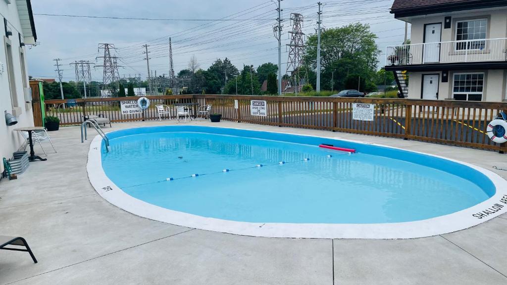 Falls Lodge by the Falls (Formerly Knights Inn) - Resim 26