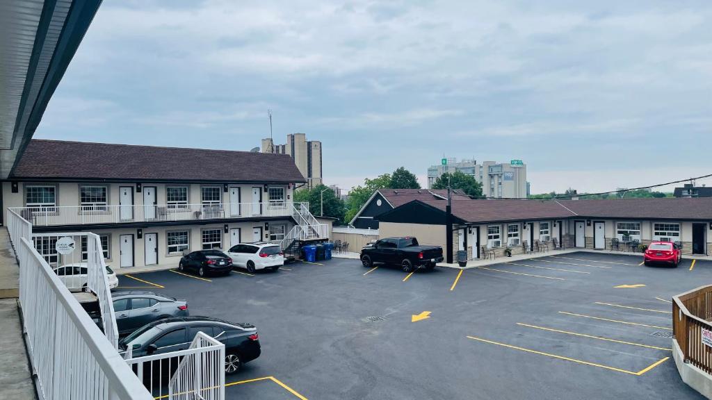 Falls Lodge by the Falls (Formerly Knights Inn) - Resim 7