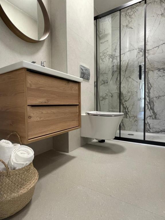 een badkamer met een toilet, een wastafel en een douche bij Luxury apartment Golden Mint in Novalja