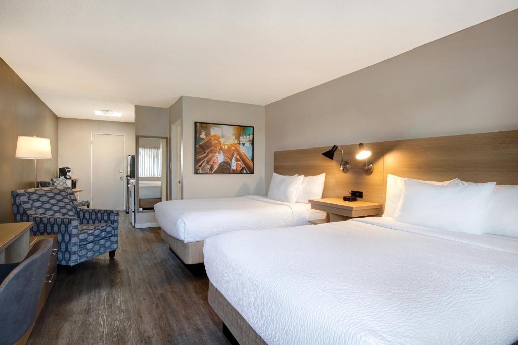 
Queen Suite with Two Queen Beds with Limited View- Non-Smoking
