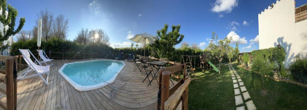 Bazén v ubytování Masseria li Vecchi nebo v jeho okolí