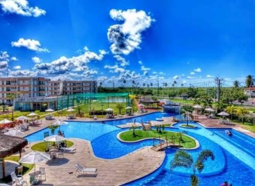 a large swimming pool in a resort at Muro alto condomínio clube in Ipojuca