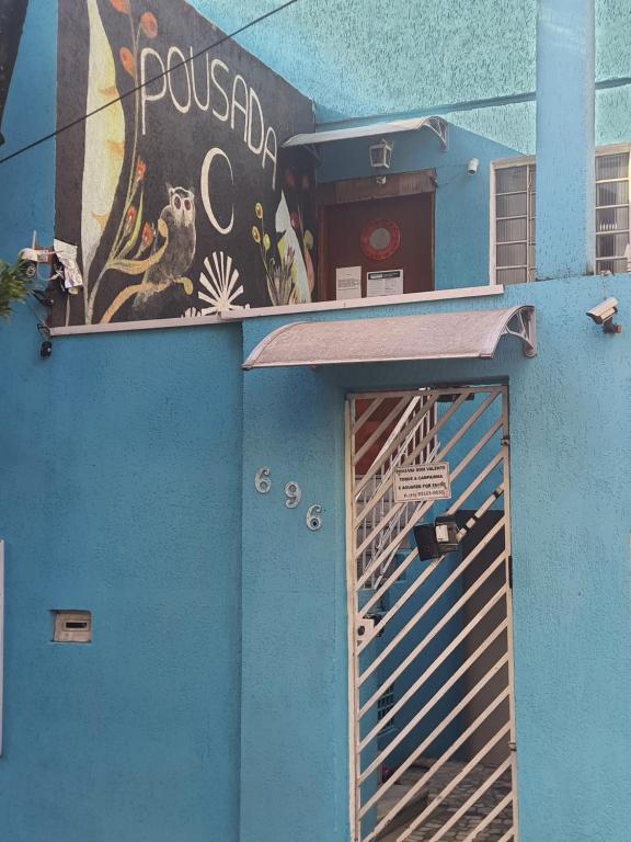 a blue building with a monkey on the side of it at Hotel Pousada Clínicas Valente in São Paulo