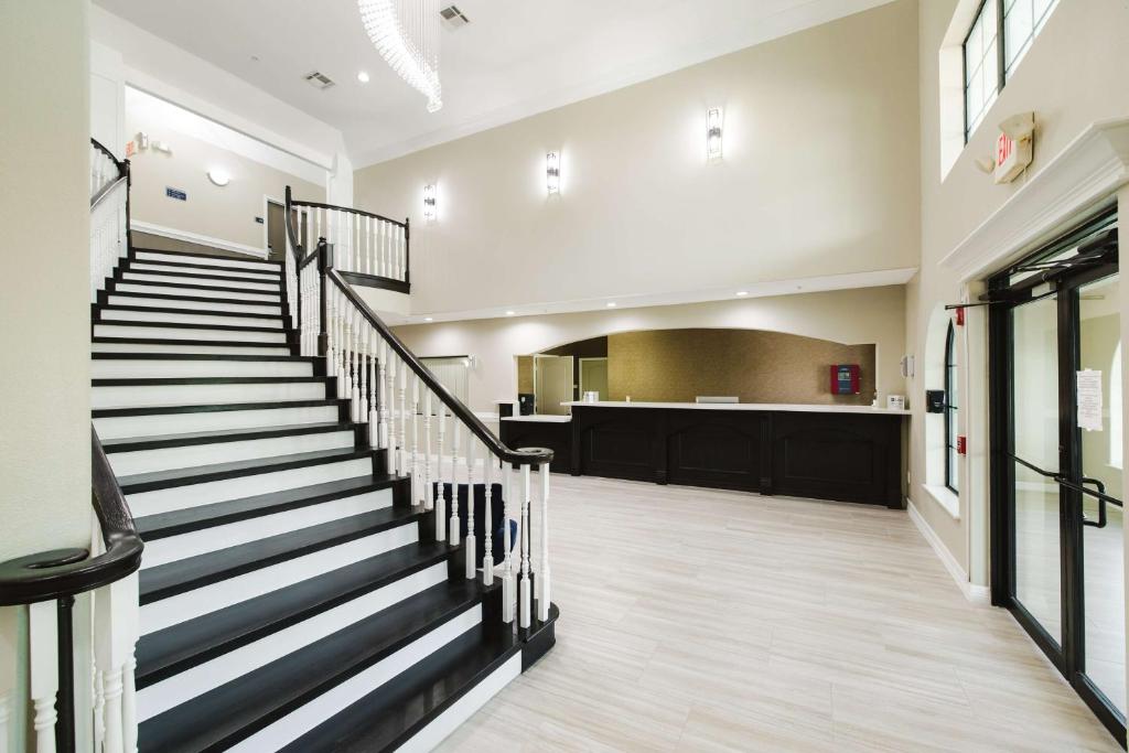 Fotografie z fotogalerie ubytování SureStay Studio by Best Western Conroe Downtown v destinaci Conroe