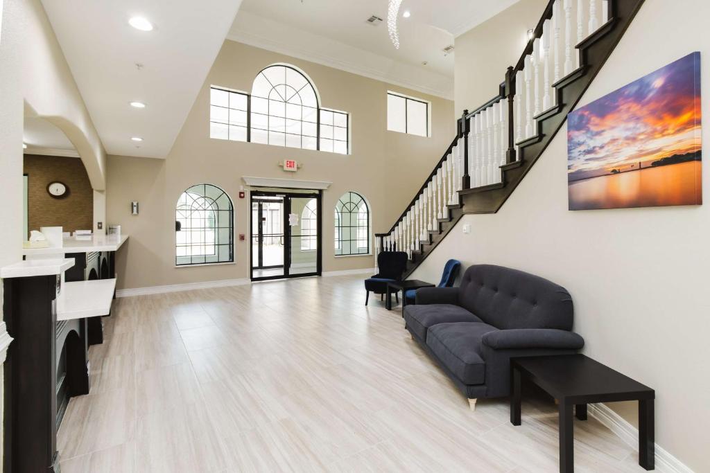 Posezení v ubytování SureStay Studio by Best Western Conroe Downtown