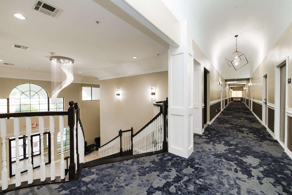 Fotografie z fotogalerie ubytování SureStay Studio by Best Western Conroe Downtown v destinaci Conroe