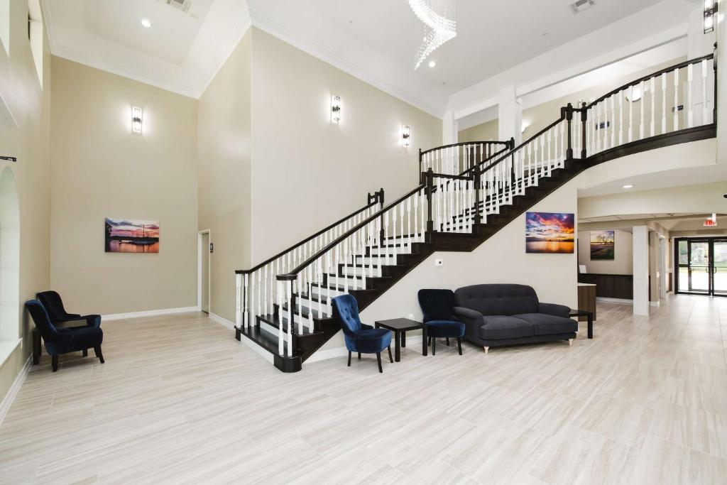 Posezení v ubytování SureStay Studio by Best Western Conroe Downtown
