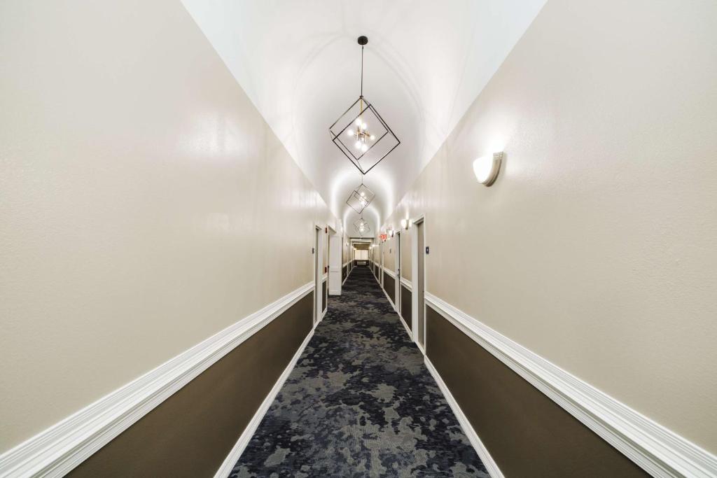 Fotografie z fotogalerie ubytování SureStay Studio by Best Western Conroe Downtown v destinaci Conroe