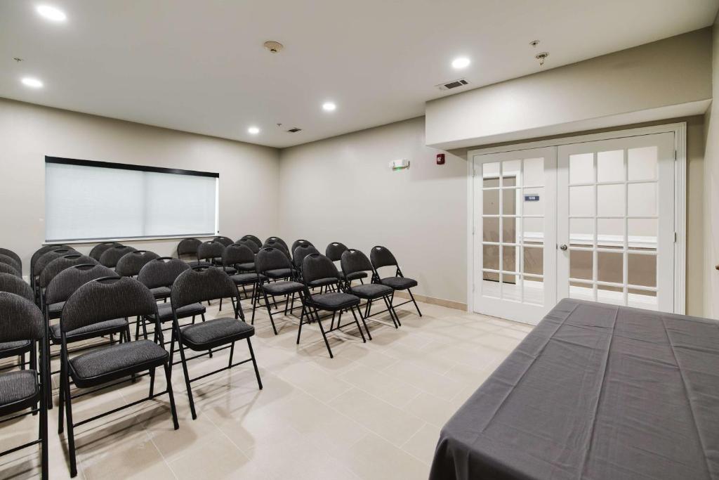 Konferenční prostory v ubytování SureStay Studio by Best Western Conroe Downtown
