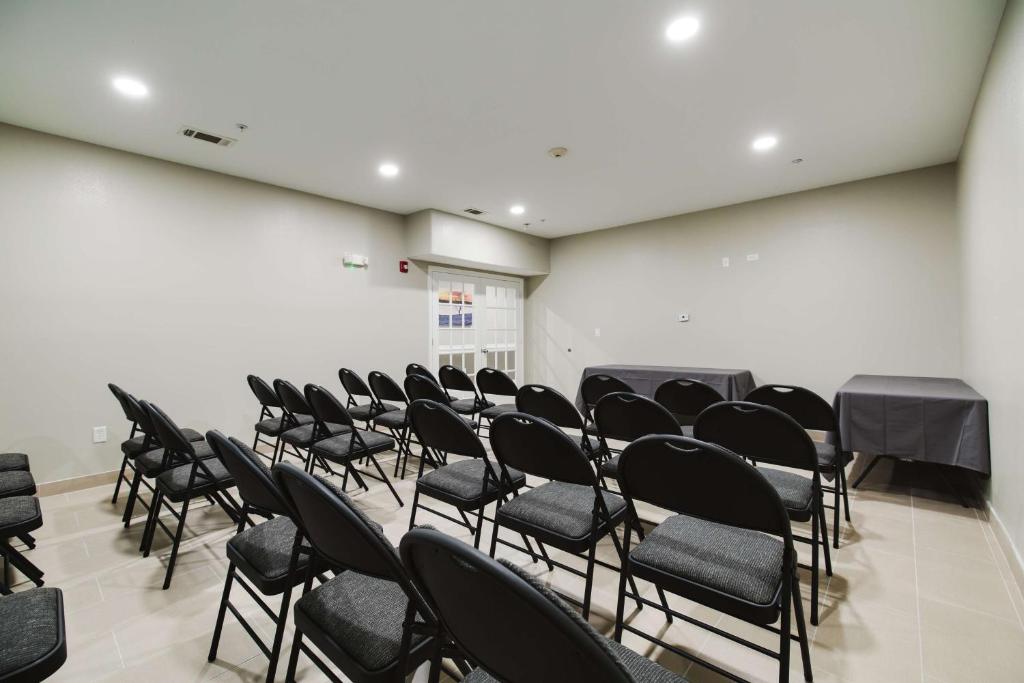 Konferenční prostory v ubytování SureStay Studio by Best Western Conroe Downtown