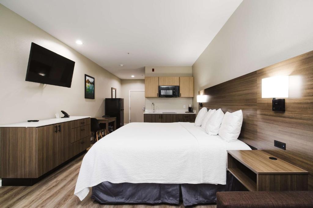 TV a/nebo společenská místnost v ubytování SureStay Studio by Best Western Conroe Downtown