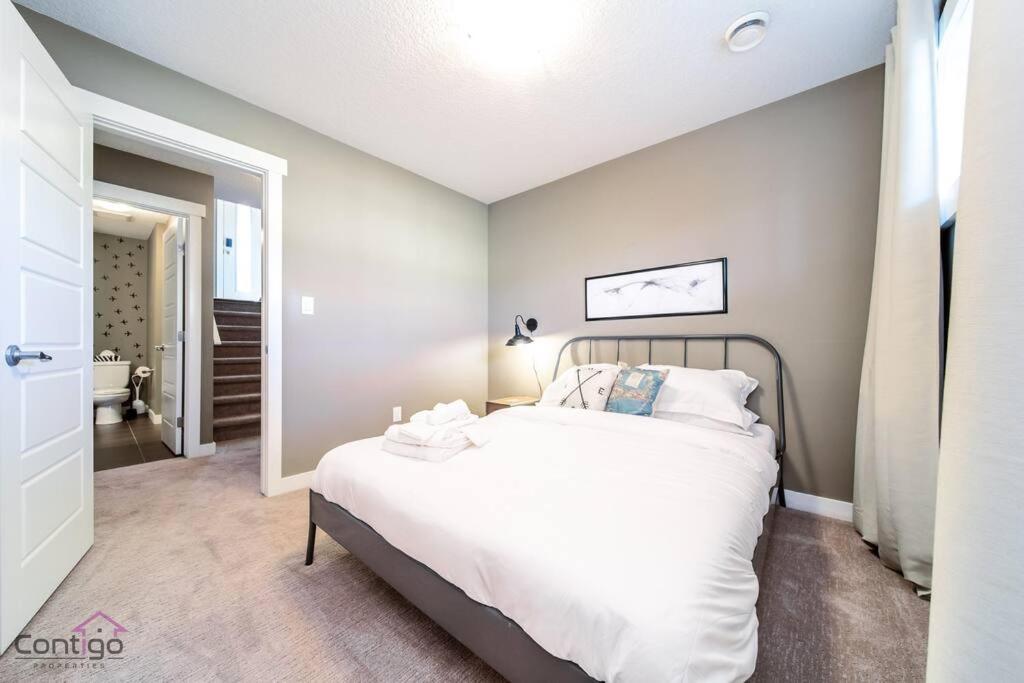 YEG SkyLounge, 10min to Airport, King Bed, Free WiFi, Leduc – Updated 2024  Prices