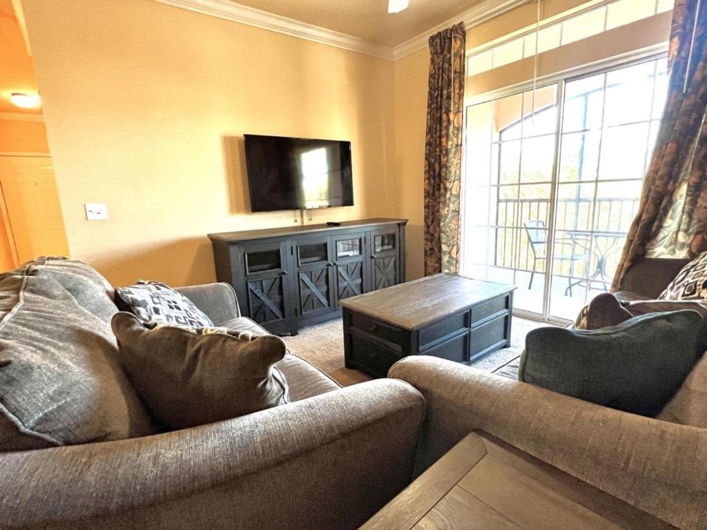 Χώρος καθιστικού στο 2 Bed 2 Bath Condo in Tuscana Resort home