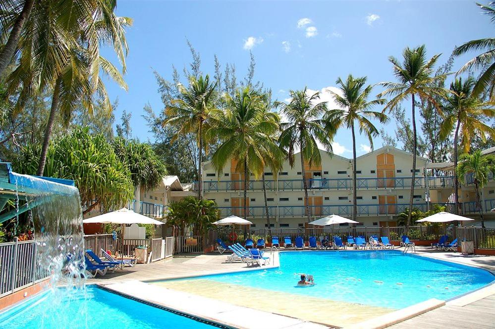 Bazén v ubytování STUDIO FONCTIONNEL dans HOTEL CARAYOU SPA PISCINES nebo v jeho okolí