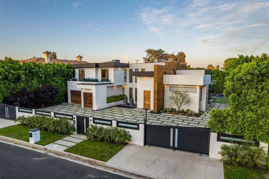 een luchtfoto van een huis bij Villa Ostrom in Los Angeles