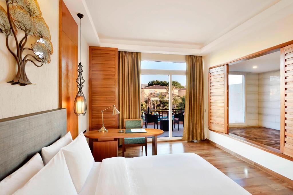 Postel nebo postele na pokoji v ubytování The Westin Pushkar Resort & Spa