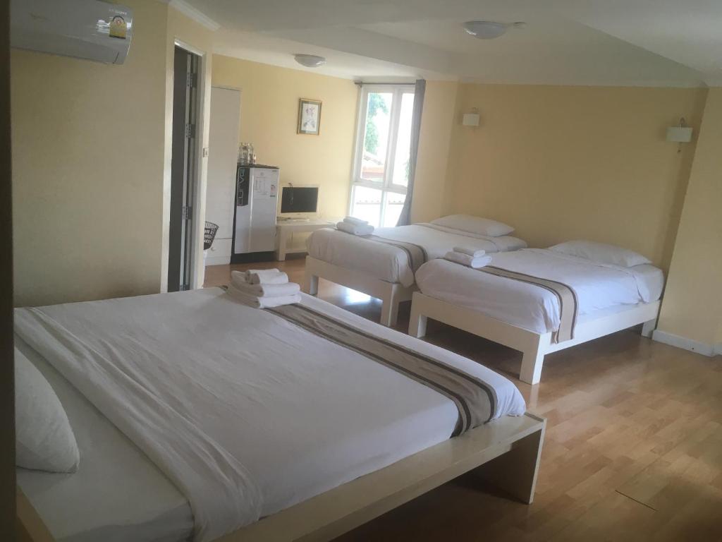 Postel nebo postele na pokoji v ubytování Triple Palms House