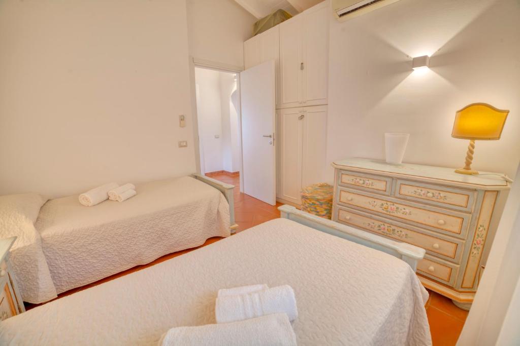 Postel nebo postele na pokoji v ubytování Villa Hibiscus Stintino