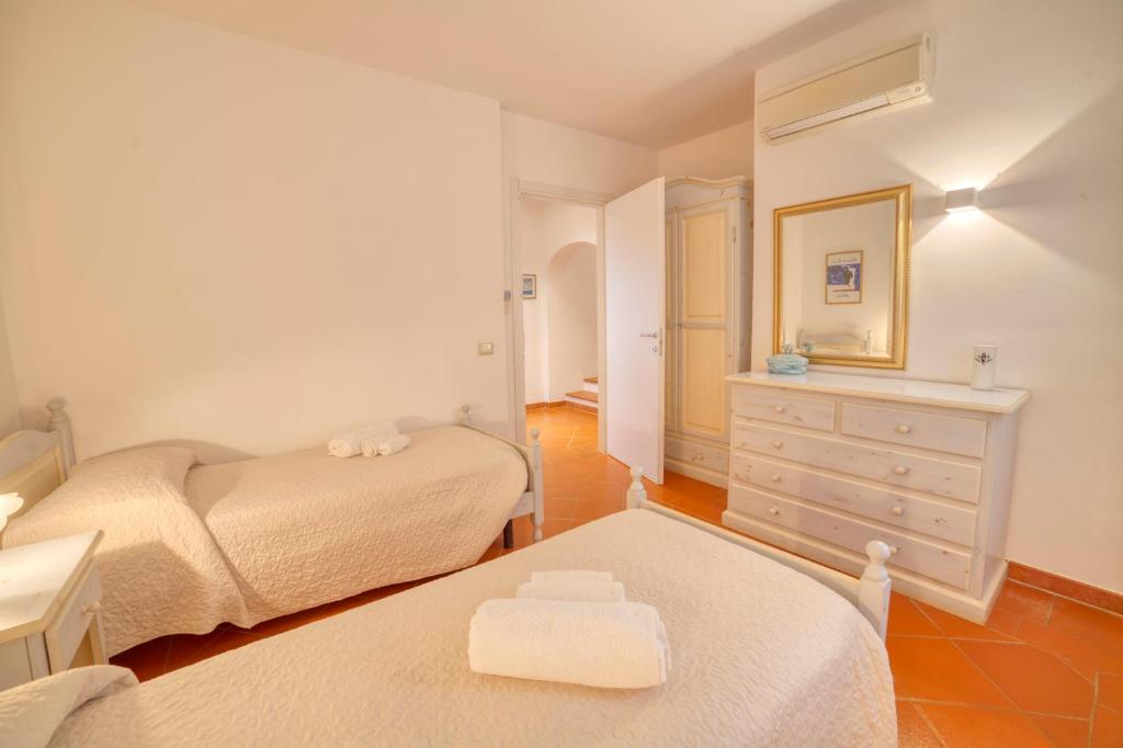 Postel nebo postele na pokoji v ubytování Villa Hibiscus Stintino