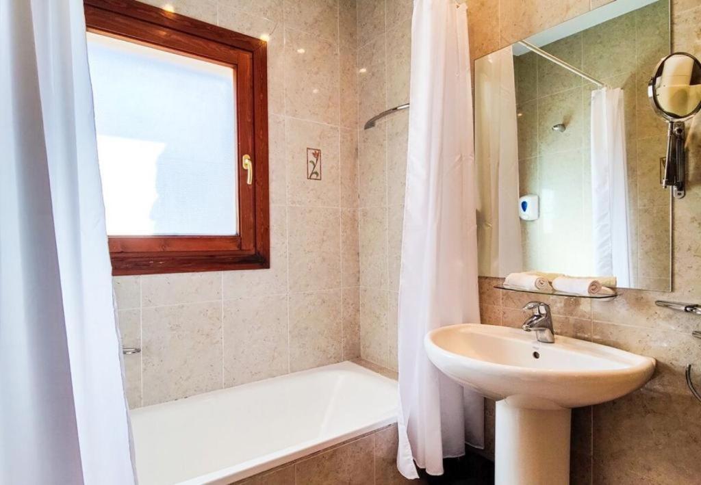 ein Badezimmer mit einem Waschbecken, einer Badewanne und einer Dusche in der Unterkunft Único Piso Colorido y Divertido En Ransol - Increibles Vistas al Rio y Naturaleza - Ideal Familias in Andorra la Vella