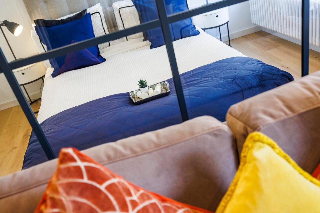 Apartment Near Canary Wharf 02 Arena & Excel في لندن: غرفة نوم مع سرير بطابقين وكوبين